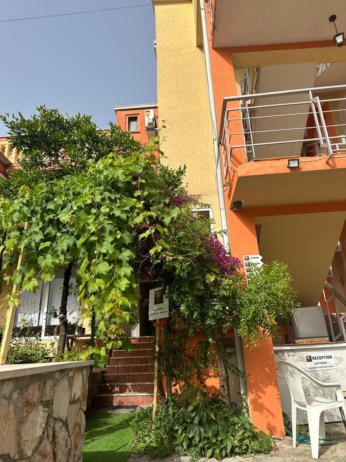 Themis Apart Hotel Kotor Exteriör bild