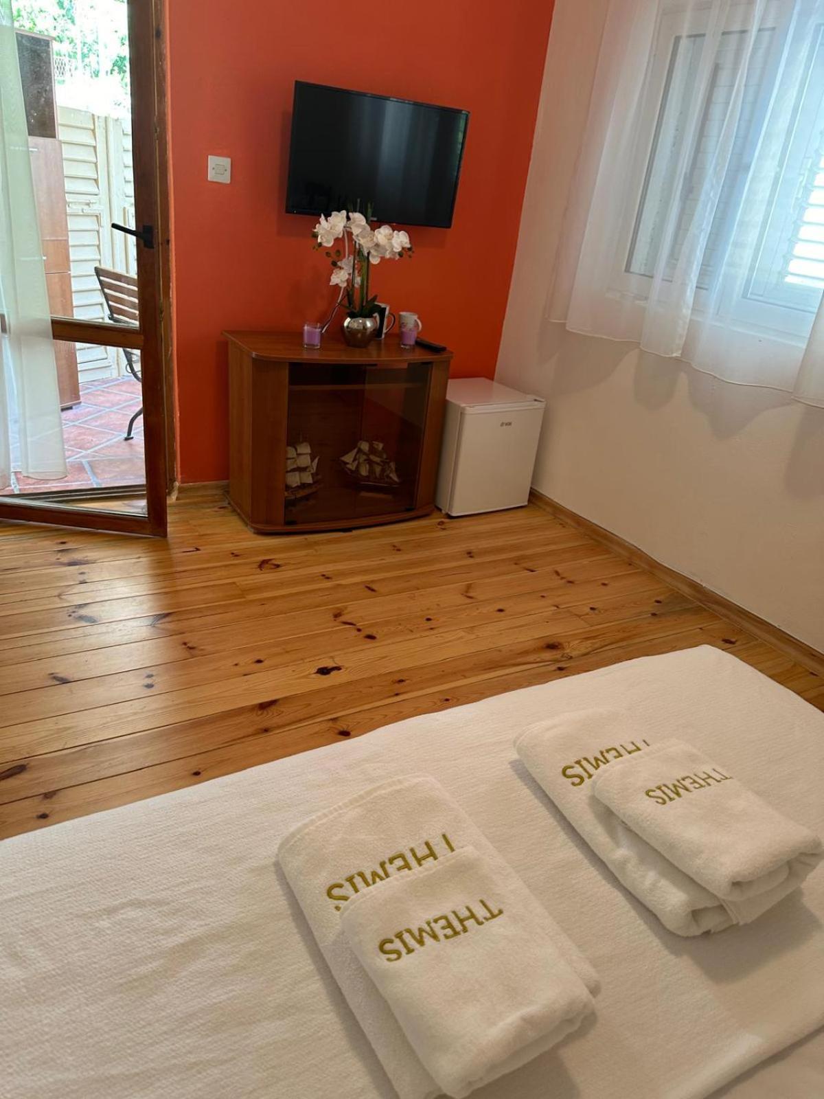 Themis Apart Hotel Kotor Exteriör bild