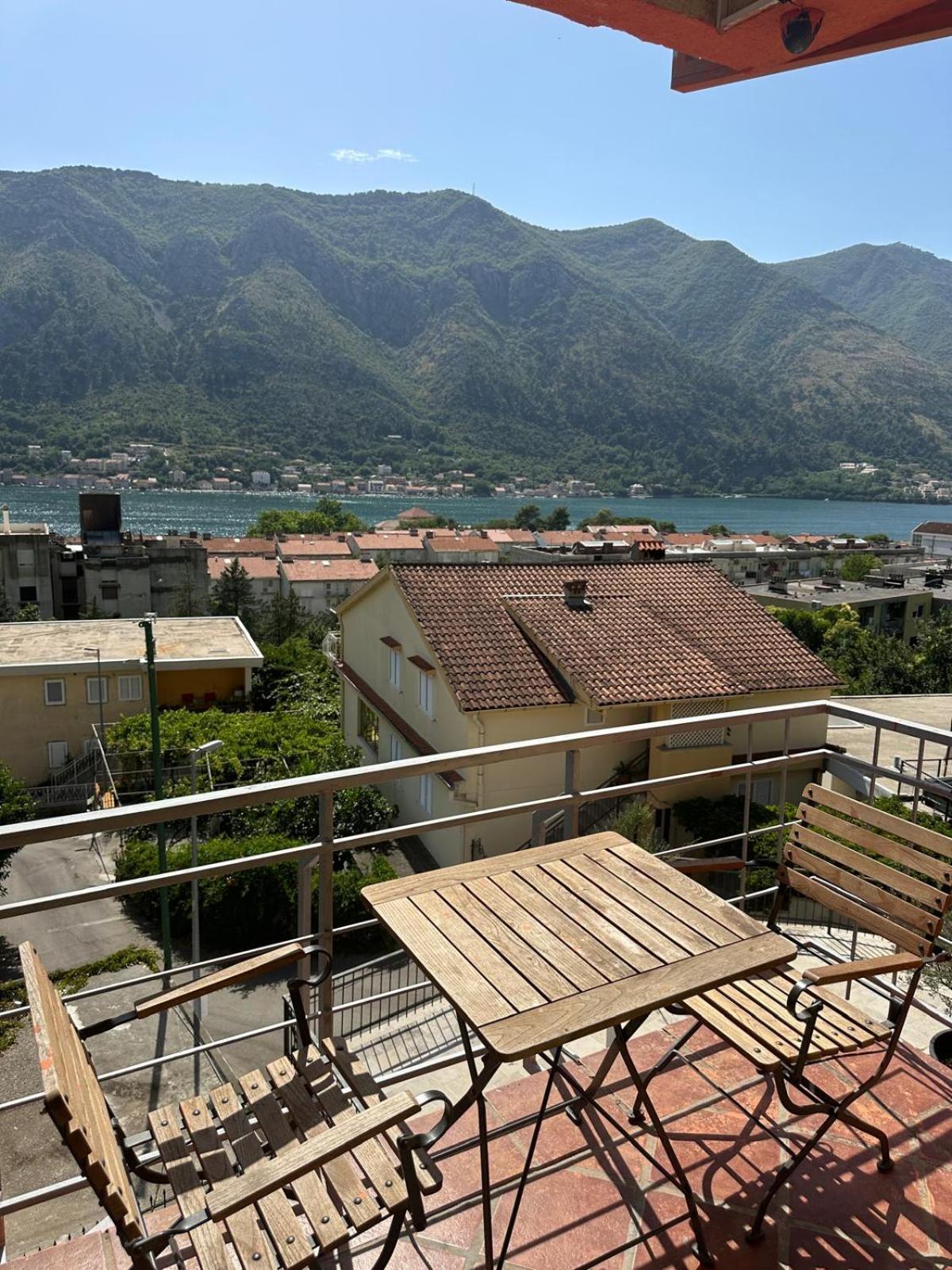 Themis Apart Hotel Kotor Exteriör bild