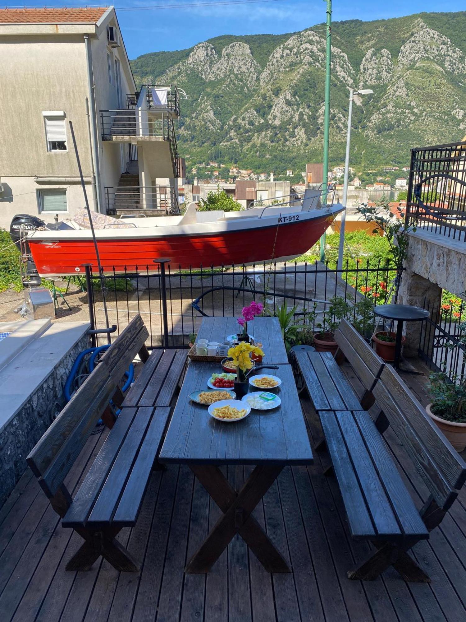Themis Apart Hotel Kotor Exteriör bild
