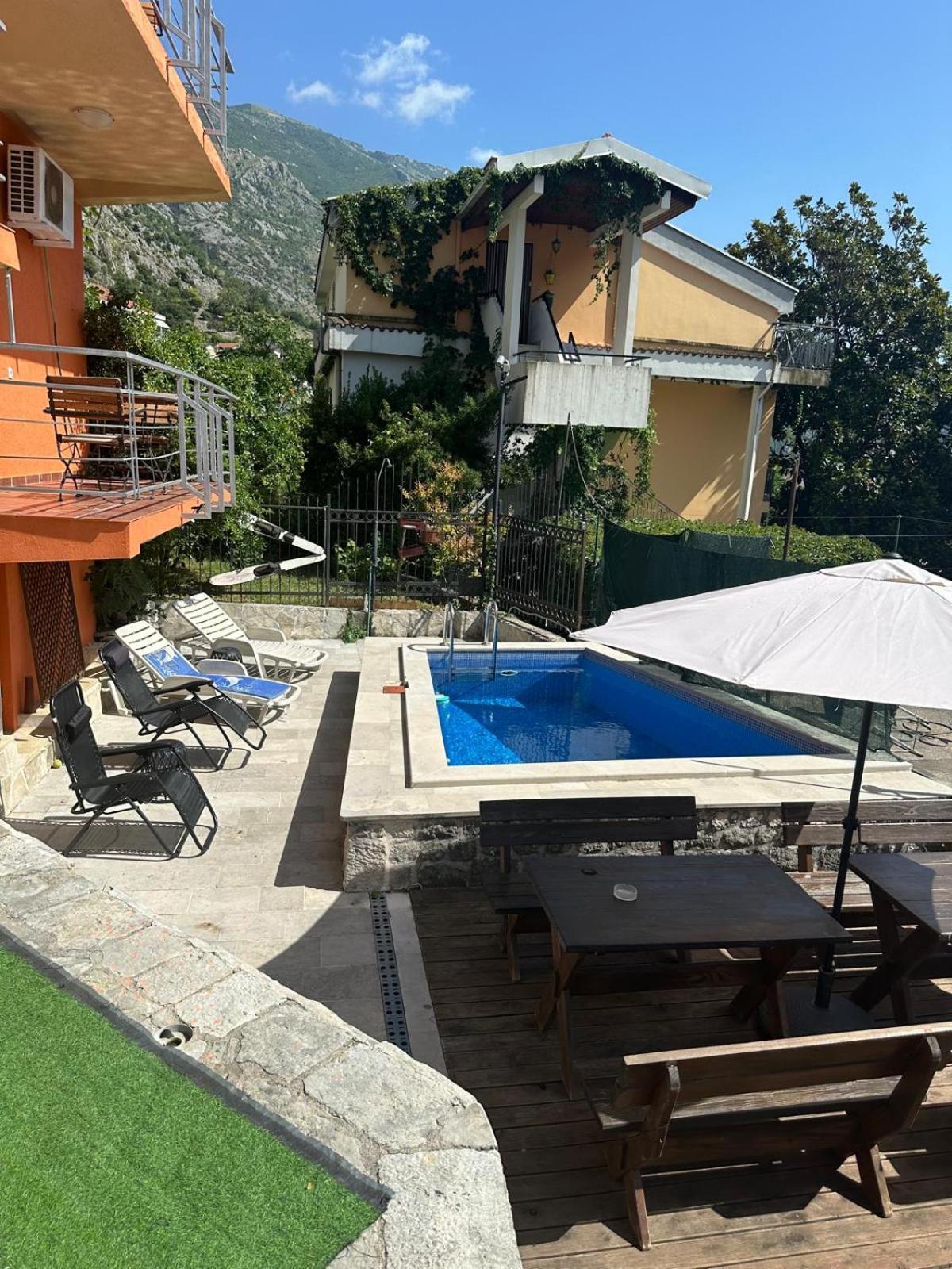 Themis Apart Hotel Kotor Exteriör bild