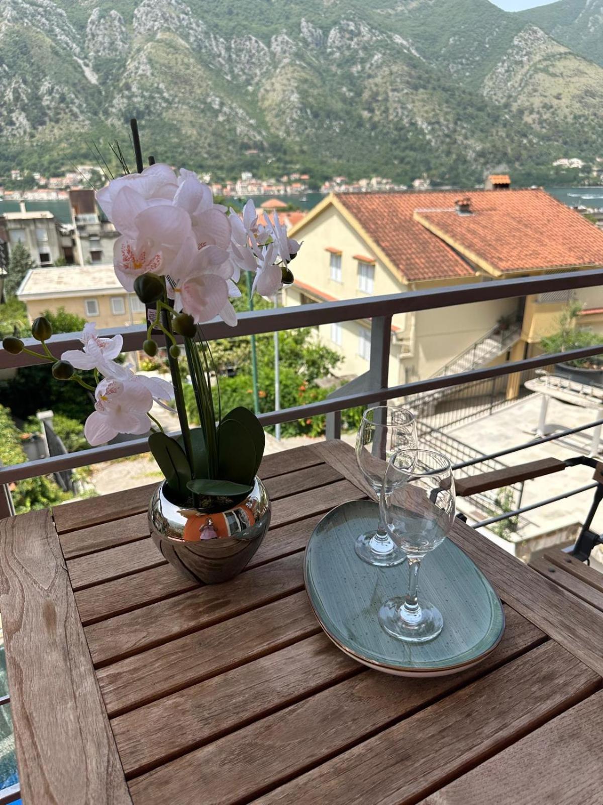 Themis Apart Hotel Kotor Exteriör bild