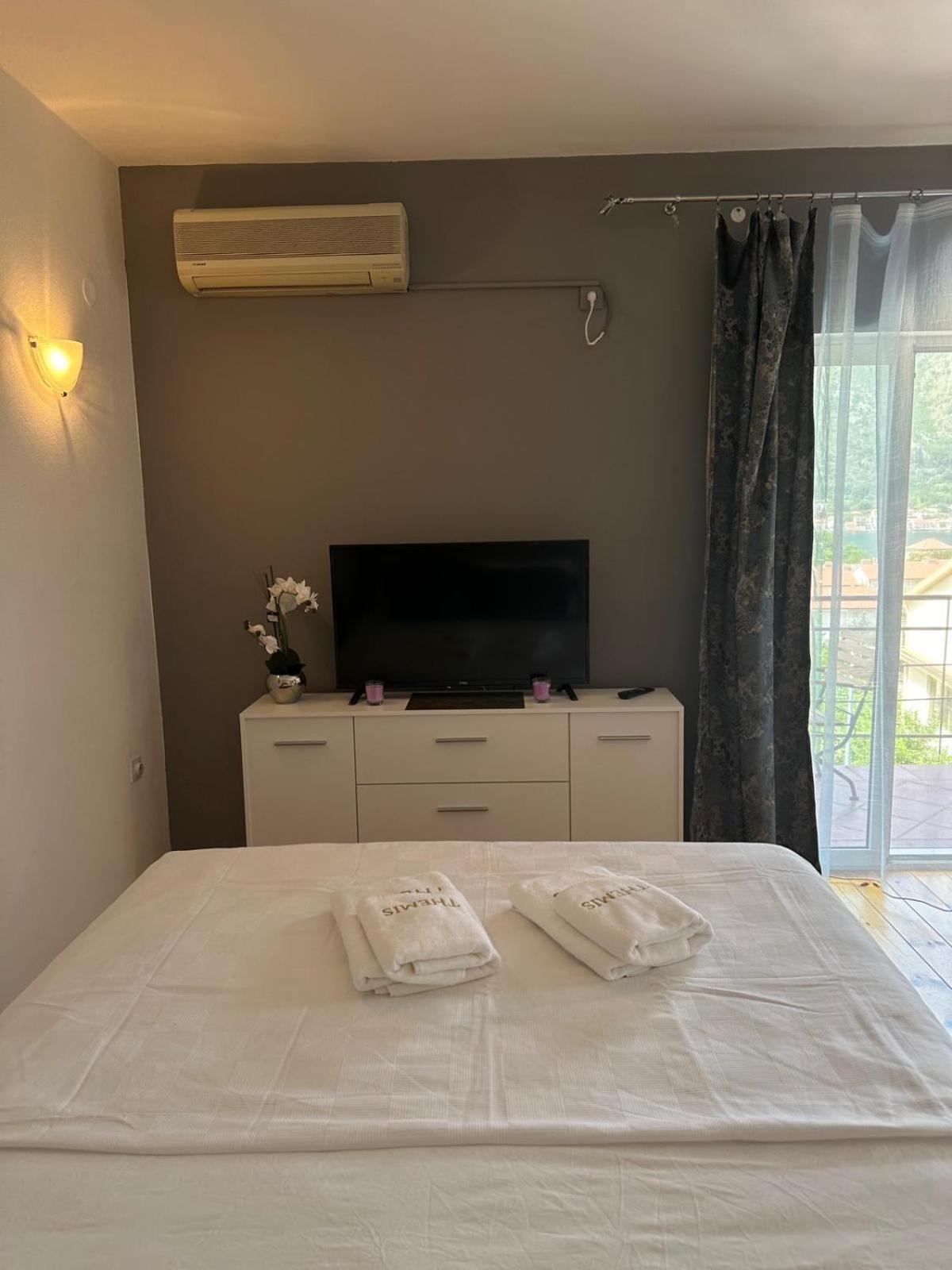 Themis Apart Hotel Kotor Exteriör bild
